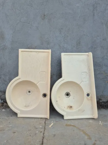 Duas pias de banheiro