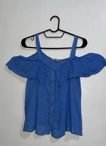 blusa feminina de alça com estampa de bolinhas azul com branco