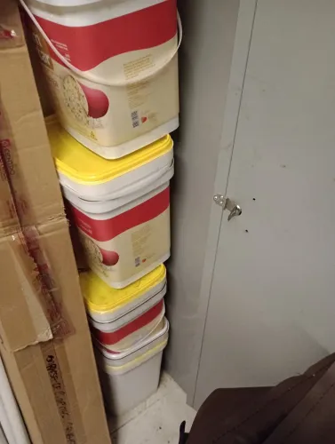 Vendo baldes reutilizaveis 18L com tampa 4 reais unidade