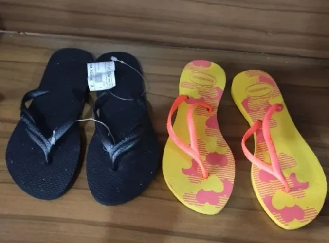 Dois chinelos havaianas original novo Tam 33/34 ( os dois por 20,00)