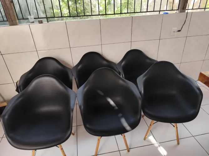 Vendo cadeiras seminovas.