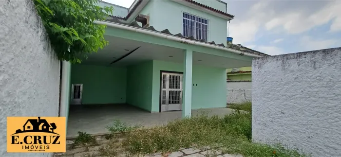 Casa Espaçosa com Quintal - Santa Lúcia.
