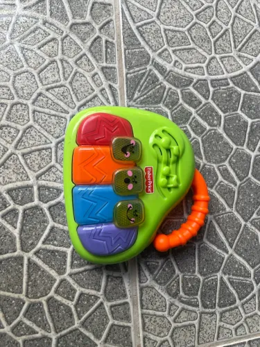 Este brinquedo é o Fisher-Price Little Superstar Little Jam Band