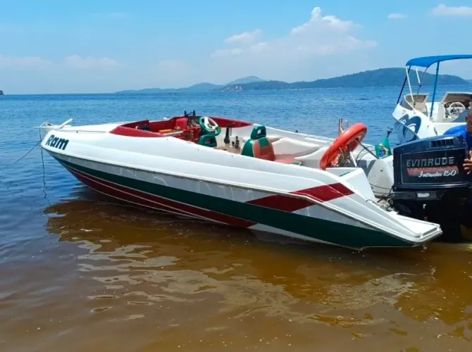Lancha semicabinada