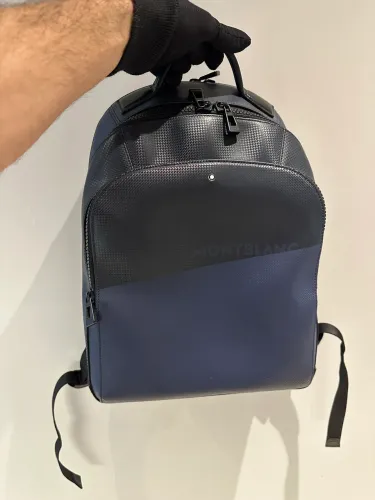 Mochila MontBlanc grande com vários compartimentos em condição excelente 
