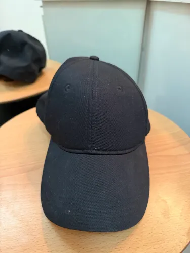 boné zara preto aba curvada preta minimalista 