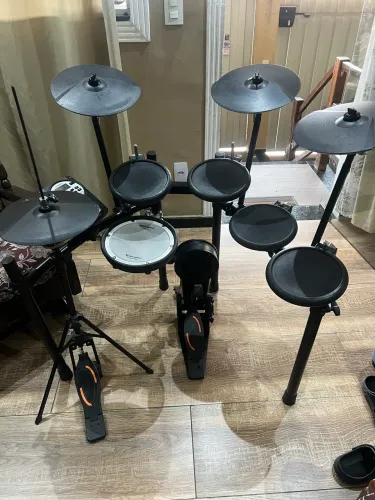 Bateria eletrônica Roland TD11 e acessórios