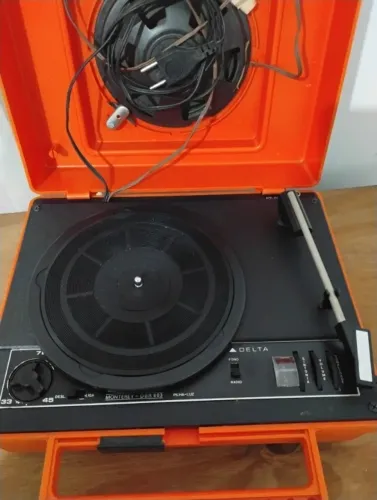 vitrola toca discos antiga, anos 70 marca Delta modelo portatil Monterrey