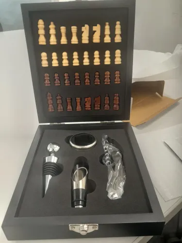 Kit para Vinho Completo com Jogo de Xadrez em Miniatura - Caixa de Madeira Elegante