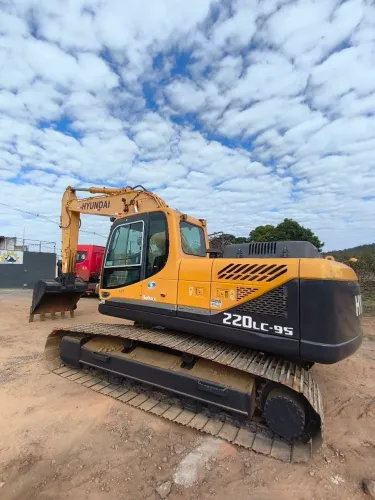 Escavadeira Hyundai r220 2015