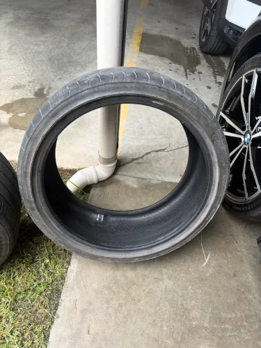 Título: Pneus 235/35 R19 - 2 unidades - com remendos - barato