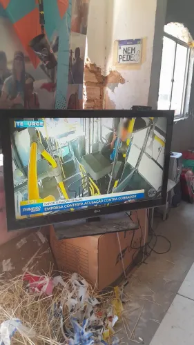 TV LG 42LK450 42 Polegadas LED (2011) - Funcionando, c/ Controle + Conversor e Antena