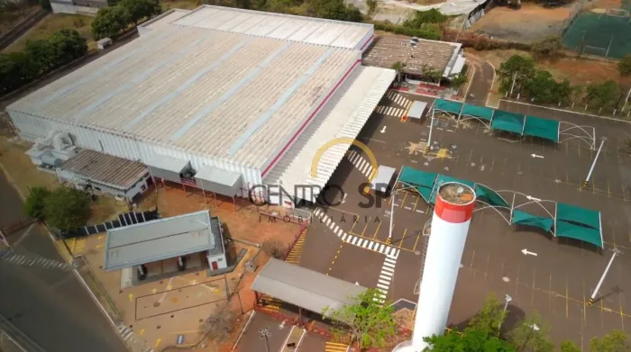 Galpão com 7.500 m² construção + pátio/estacionamento - Frente para Rondon
