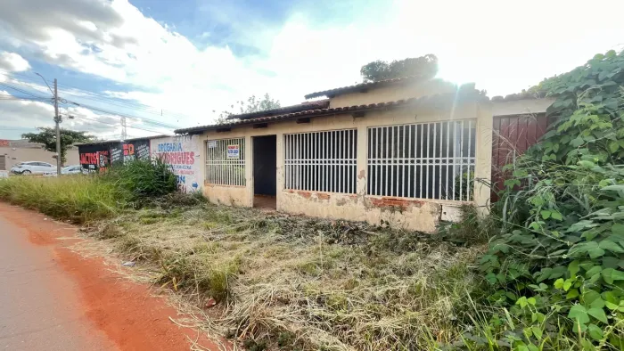 Lote com casa / 460 mts quadrados de lote