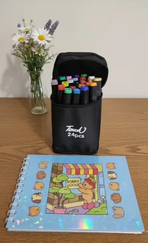 KIT LIVRO DE COLORIR BOBBIE GOODS (azul) + CANETAS TOUCH (24 CORES)