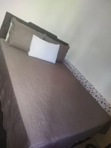 Cama king com cabeceira