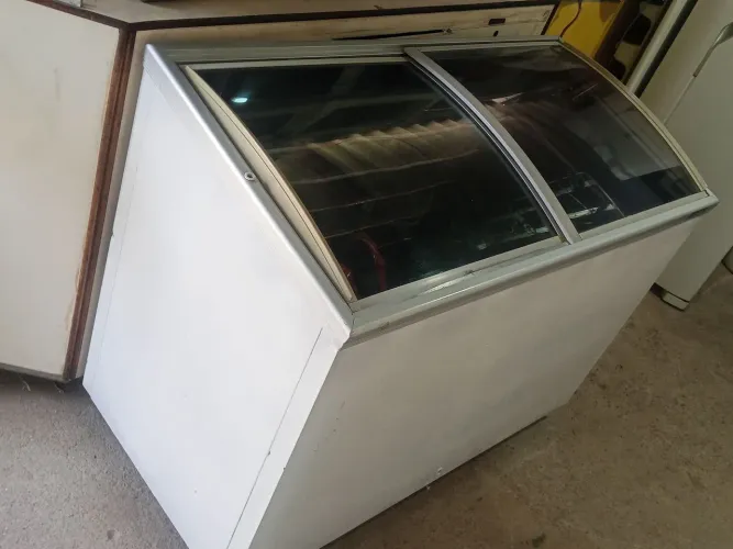 Freezer vertical com duas tampas de correr de vidro funcionando em ótimo estado de conse
