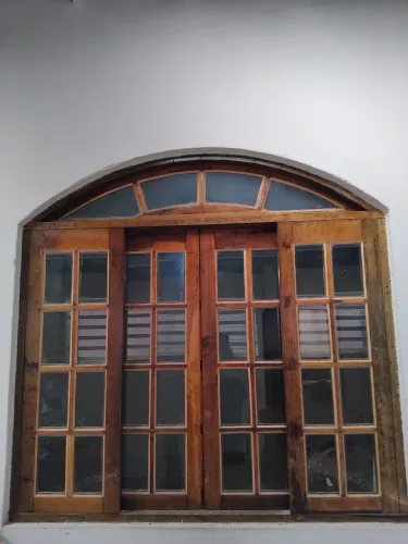 Janela de madeira maciça 
