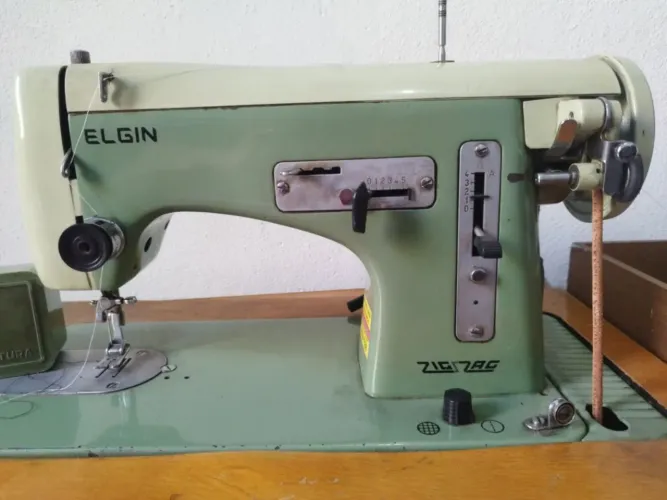 Máquina De Costura Antiga Elgin Zig Zag Com Gabinete - Relíquia / Vintage
