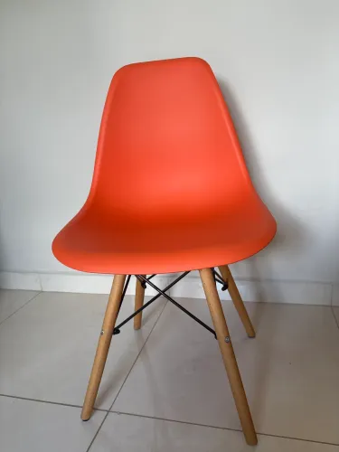 CADEIRA CHARLES EAMES EIFFEL LARANJA PÉS DE MADEIRA PALITO - EXCELENTE ESTADO