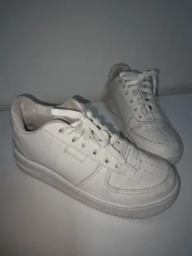 Tennis branco (imitação Nike) com algumas pequenas marcas de uso tamanho 36