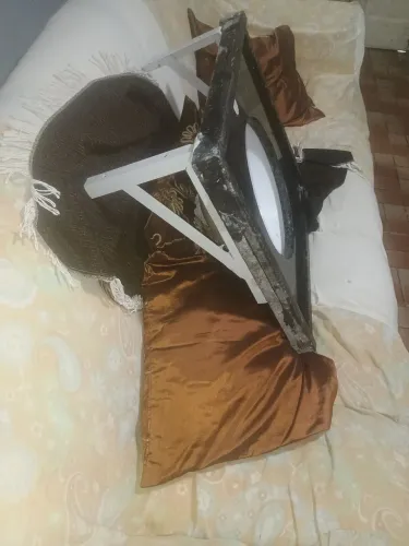 Pia em granito, com a cuba em louça branca para lavabo e banheiro