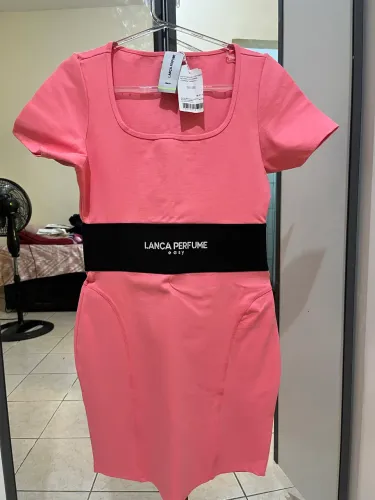 Vestido lança perfume rosa