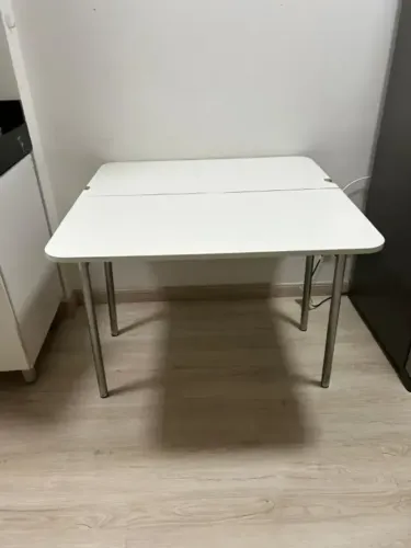 Mesa Quadrada Com Tampão Branco E Pés Metálicos | Usada