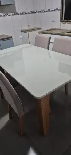 Mesa de vidro laqueado com 6 cadeiras seme nova