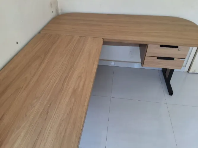 Mesa de escritório em.L