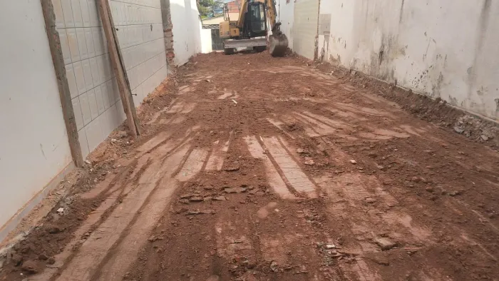 Demolição com máquinas pesadas