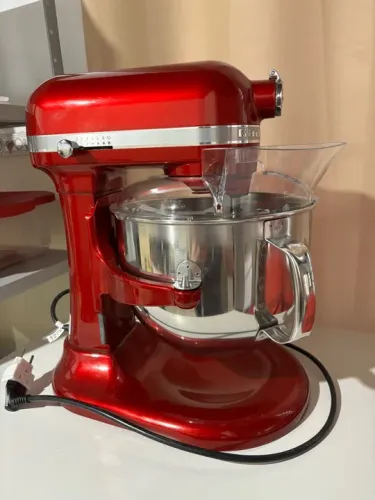 Batedeira KitchenAid vermelha com acessórios