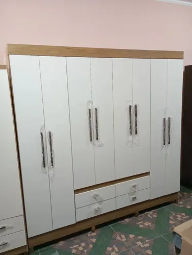 Guarda Roupa de casal 8 portas e 3 gavetas.