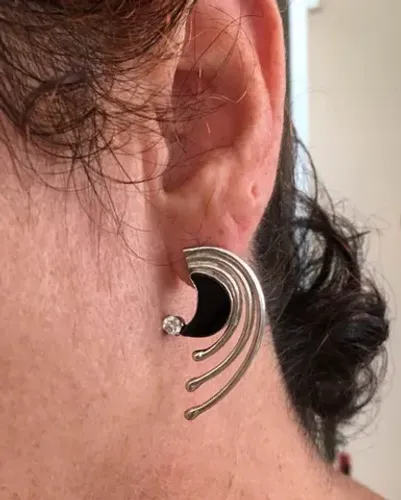 Brinco de prata 925 com onix e zirconia (semi novo). DISPONIVEL