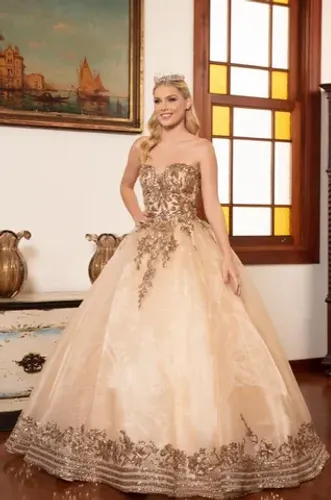 Vestido debutante curto e saia longa removível.