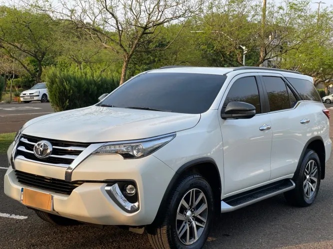 Toyota Hilux SW4 2018 baixo km