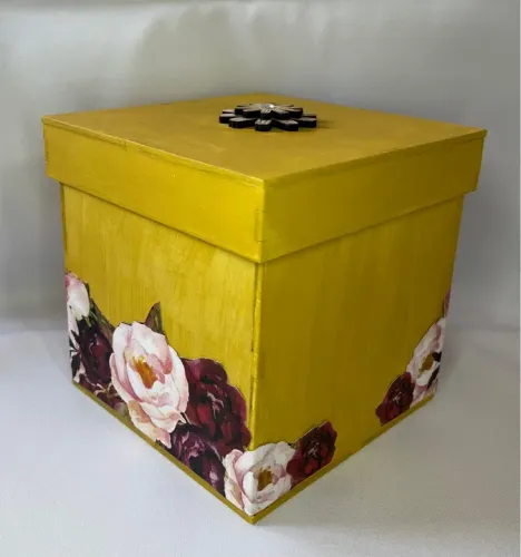 Caixa em MDF 13x13x13 Amarela com Flores e Aplique em MDF