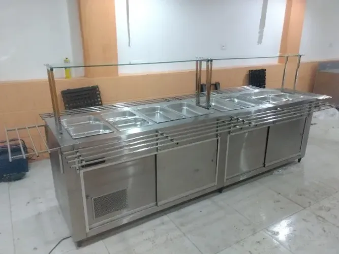 Buffet em aço inox.