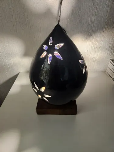 Luminária de cerâmica artesanal em formato de gota com detalhes em estrelas
