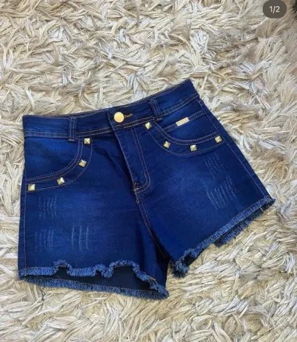 Short Jeans Destroyed com Detalhes em Metal