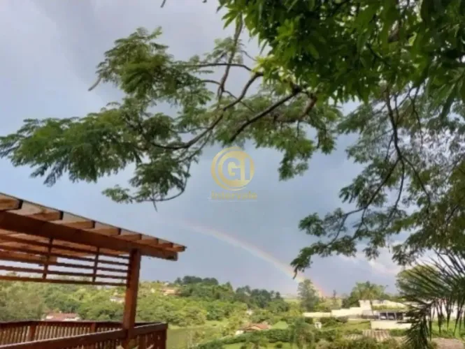 Linda casa em condomínio fechado em meio à natureza. Área da casa toda murada. A casa prin