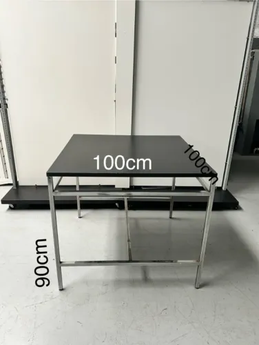 MESA PRETA COM PÉS CROMADOS