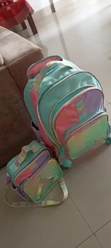 Mochila puket com Rodinha 360 Color Block e lancheira 