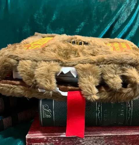 Pelúcia Livro Monstruoso dos Monstros - Harry Potter 