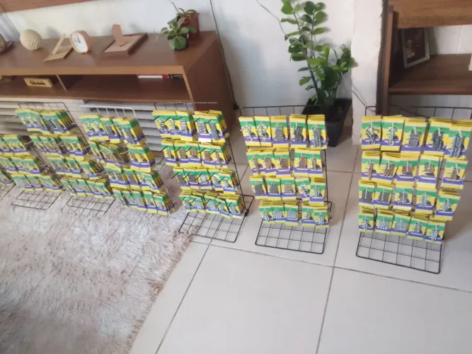 Kit 100 parafusos encartelados com expositor para comércios