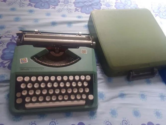 Máquina de escrever Olivetti Lettera 82
