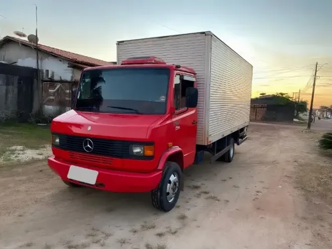 Mercedes benz 710 Baú ano 2011