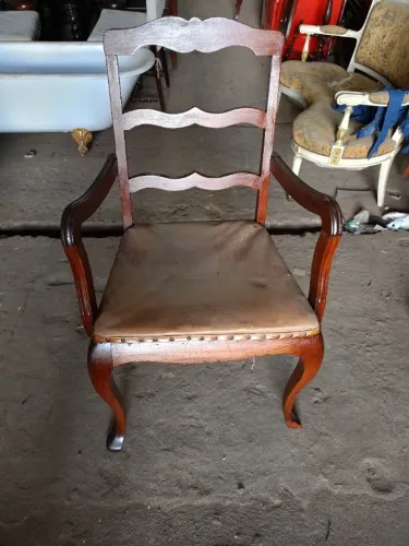 Cadeira antiga com braços