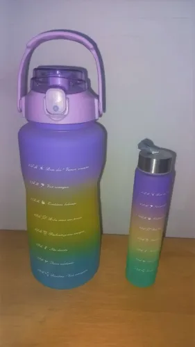 Kit Garrafas Motivacionais Coloridas (Galão 2 litros + Squeeze 300ml) Novas, sem uso