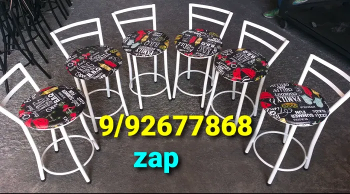 Banquetas com Assento Estampado e Estrutura Branca
